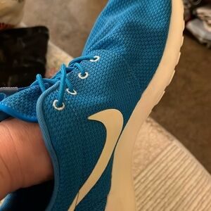 Women’s or men’s Nike shoes I guess teal in color size 11 tennis shoe